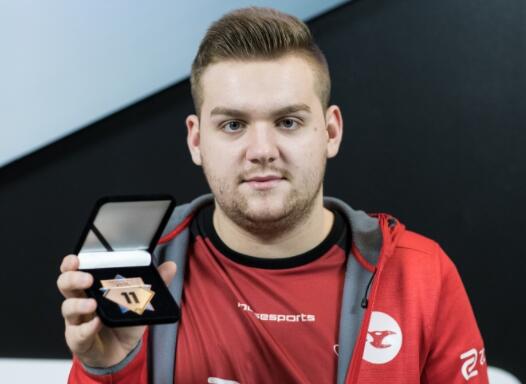 争取把悬念 争取把悬念