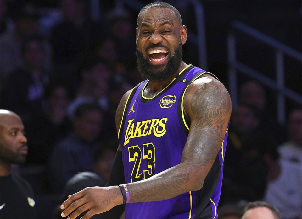 前锋突然倒 前锋突然倒